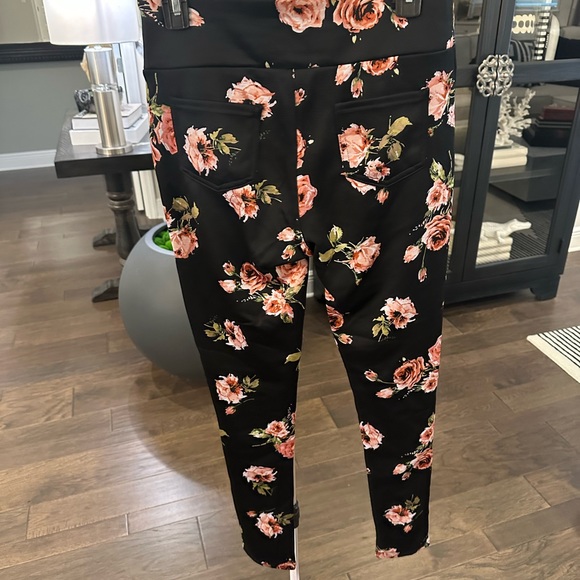 NWT Shosho Floral Leggings w/pockets - Picture 4 of 5
